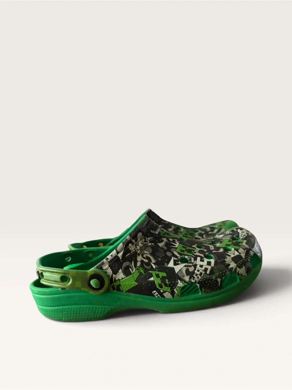 Crocs Minecraft Classic Clogs Green Black Kids J5 Gamer Video Game Shoes